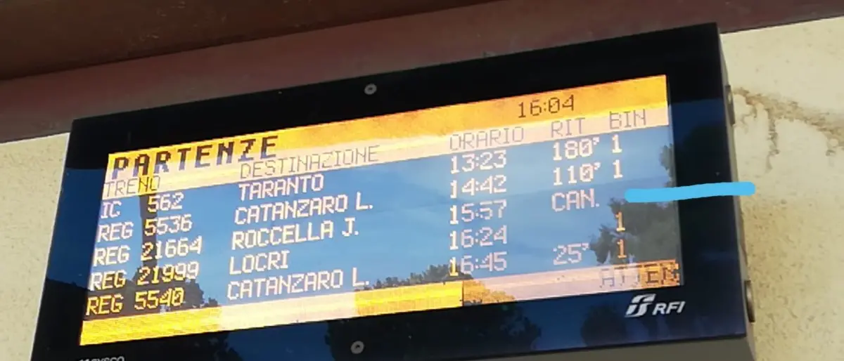 Sciopero, treni fermi in tutta Italia fino alle 15 di oggi: disagi per i passeggeri