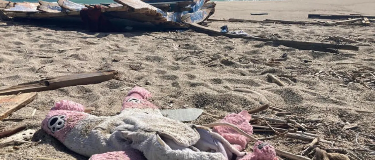 C’è un bimbo di quattro anni morto tra i migranti arrivati a Reggio, il corpo recuperato dopo un naufragio