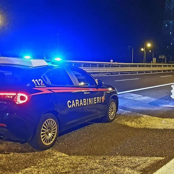 Ruba l’auto di una ragazza e fugge contromano ad un posto di blocco sull’autostrada: arrestato 19enne