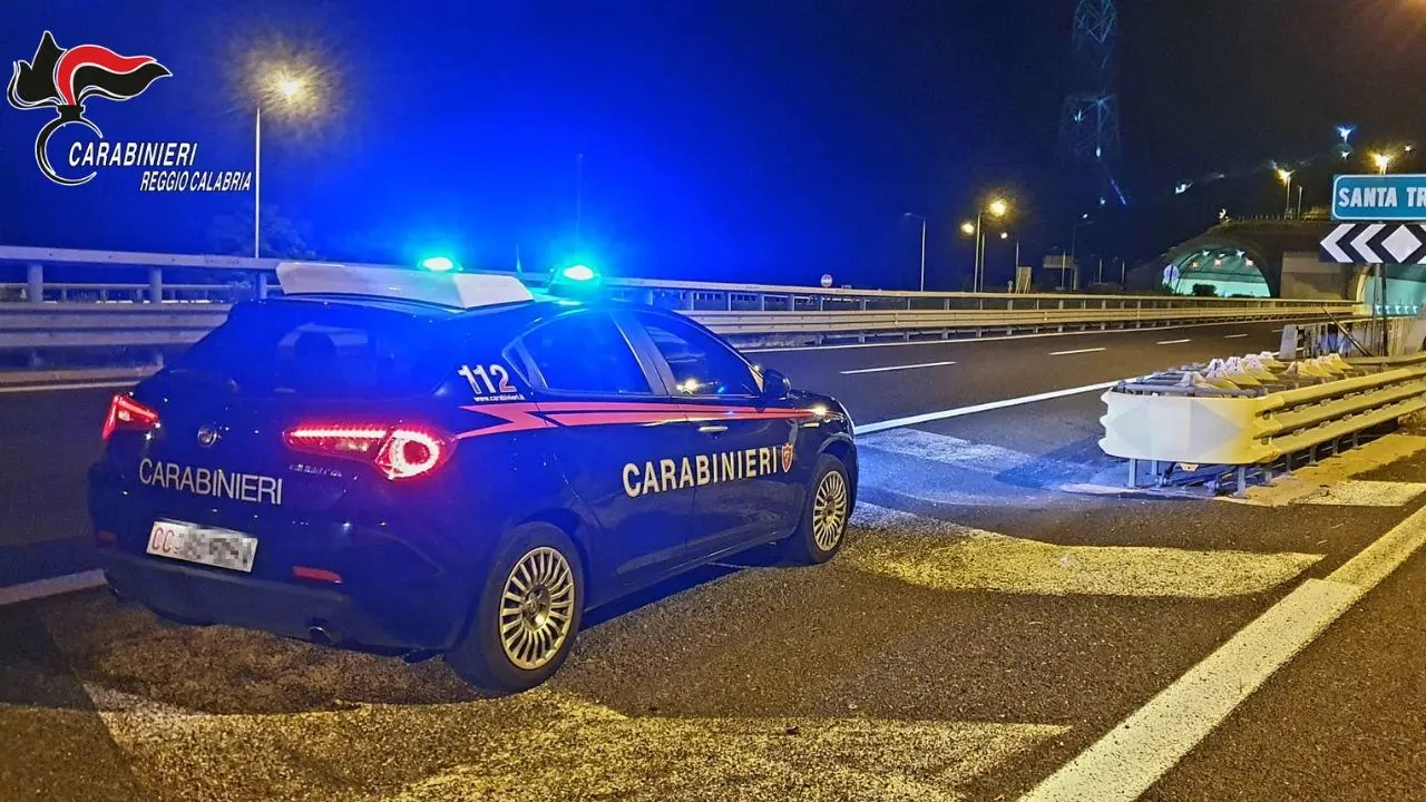 Ruba l’auto di una ragazza e fugge contromano ad un posto di blocco sull’autostrada: arrestato 19enne