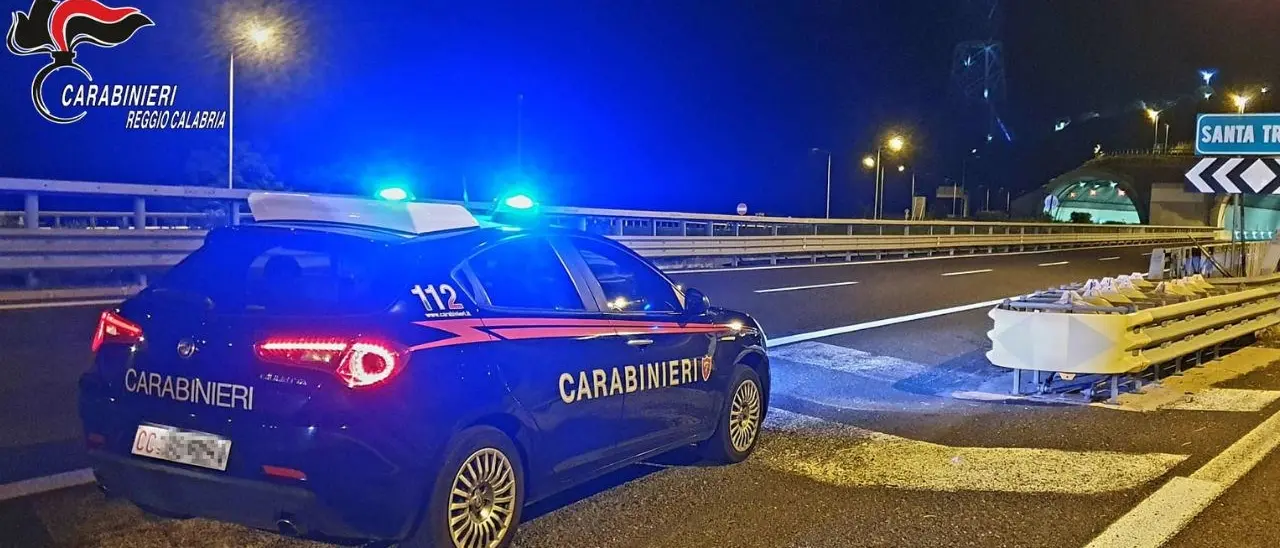 Ruba l’auto di una ragazza e fugge contromano ad un posto di blocco sull’autostrada: arrestato 19enne