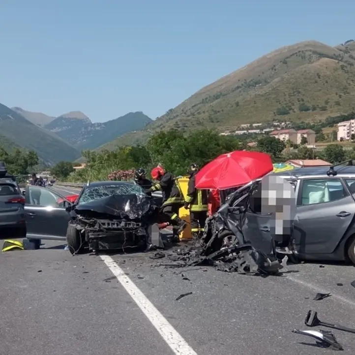 Incidente sulla statale 18 nel Cosentino: morta una donna, otto feriti tra cui anche un bambino