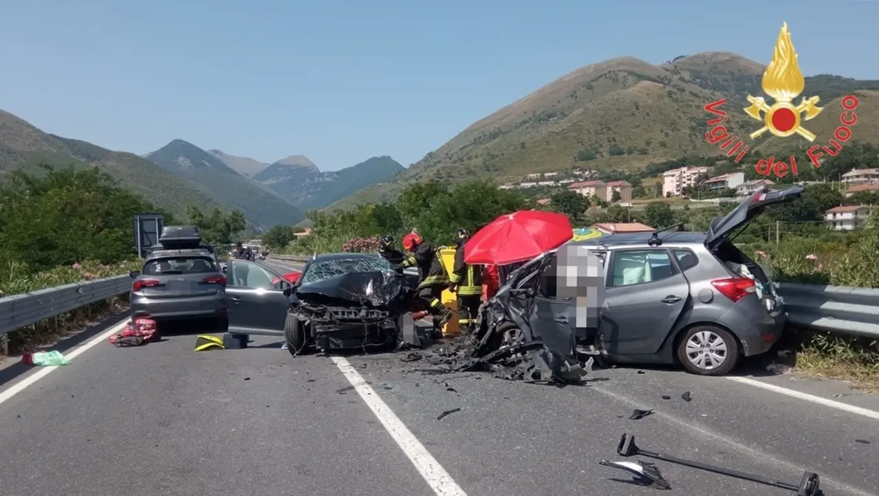 Incidente sulla statale 18 nel Cosentino: morta una donna, otto feriti tra cui anche un bambino