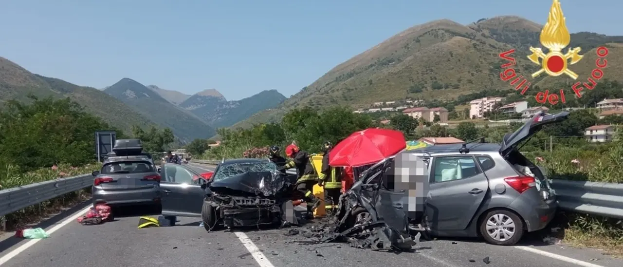 Incidente sulla statale 18 nel Cosentino: morta una donna, otto feriti tra cui anche un bambino