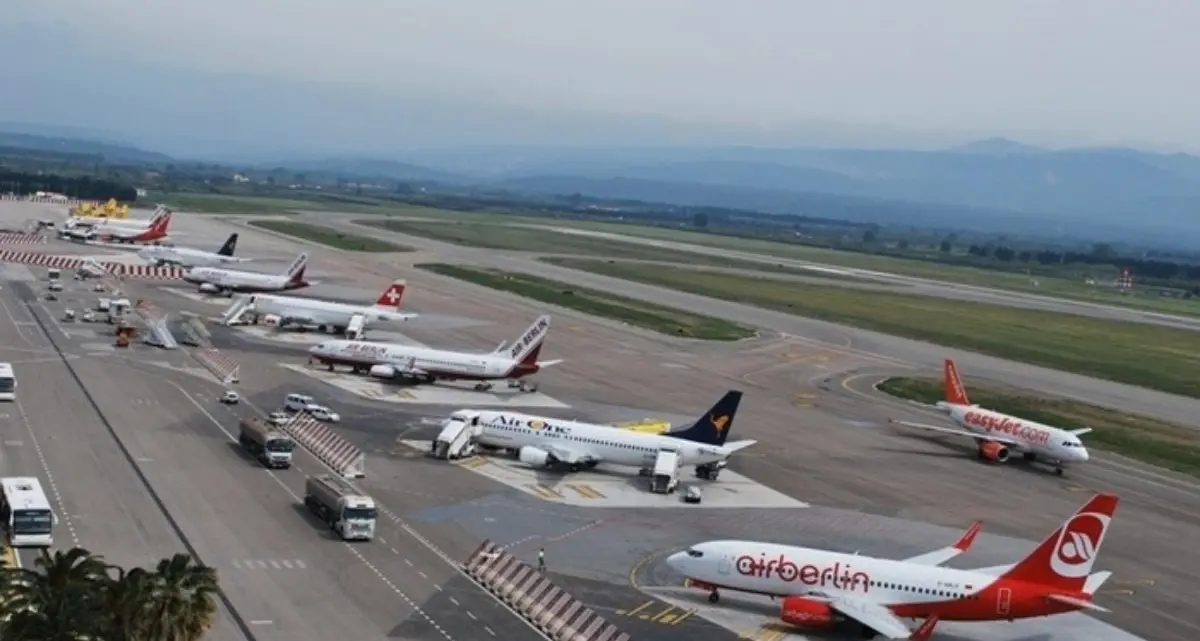 <p>In Italia<span style=\"color:hsl(0, 75%, 60%);\"> traffico aereo in tilt </span>per un guasto alla rete dati, Enav: «Escluso un attacco hacker»</p>