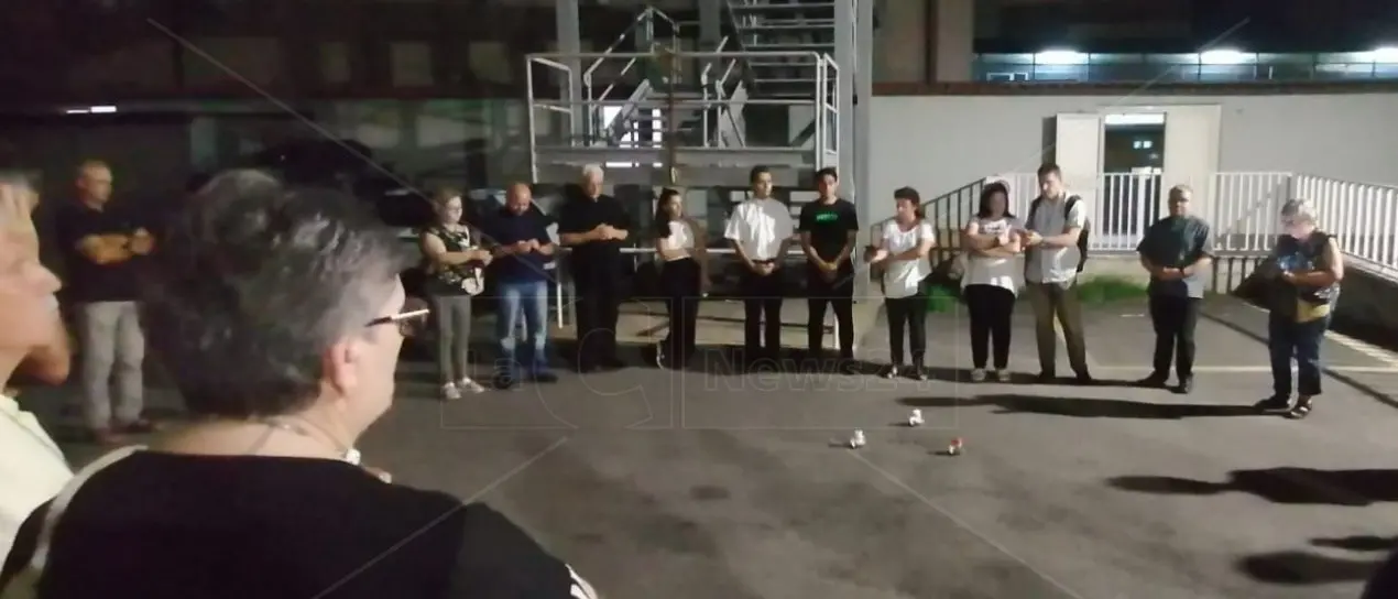 Reggio Calabria, i volontari pregano per il bimbo morto in un naufragio al largo di Lampedusa