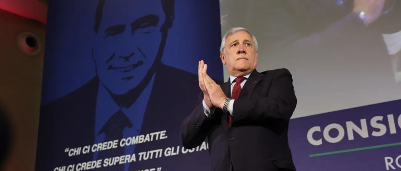Tajani eletto all’unanimità segretario nazionale di Fi: «C’è solo un presidente ma Berlusconi non c’è più»