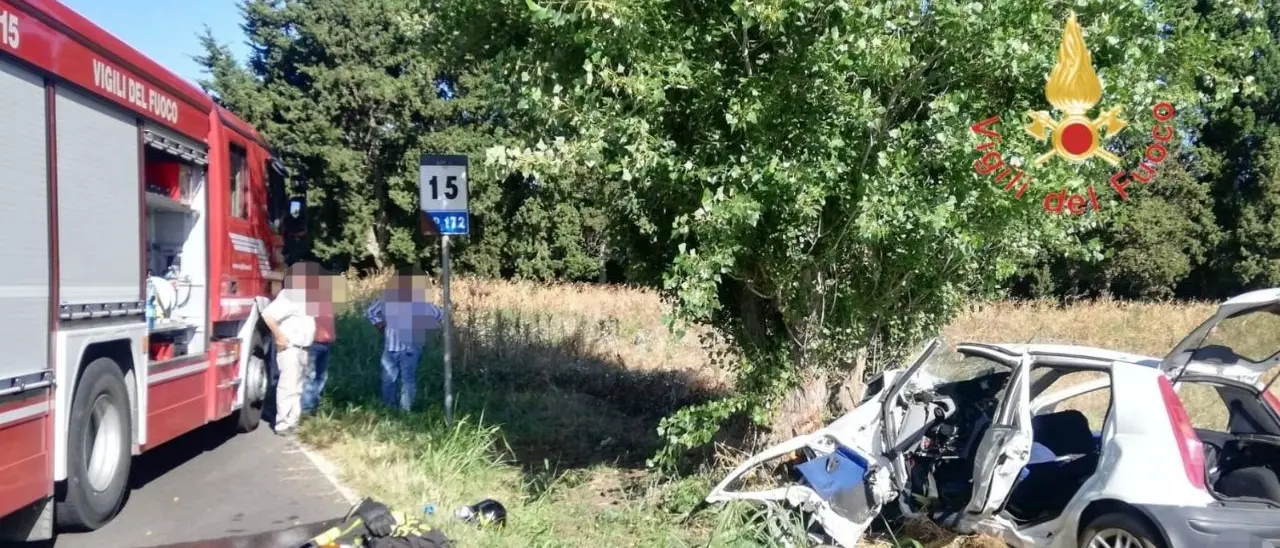 Incidente tra Borgia e Girifalco, auto si schianta contro un albero: muore 16enne, 3 feriti gravi