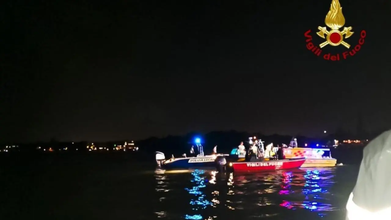 Incidente a Venezia durante la festa del Redentore, giovane finisce in acqua e muore