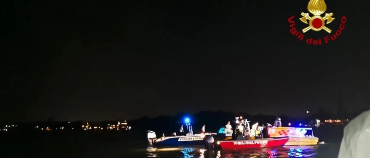 Incidente a Venezia durante la festa del Redentore, giovane finisce in acqua e muore