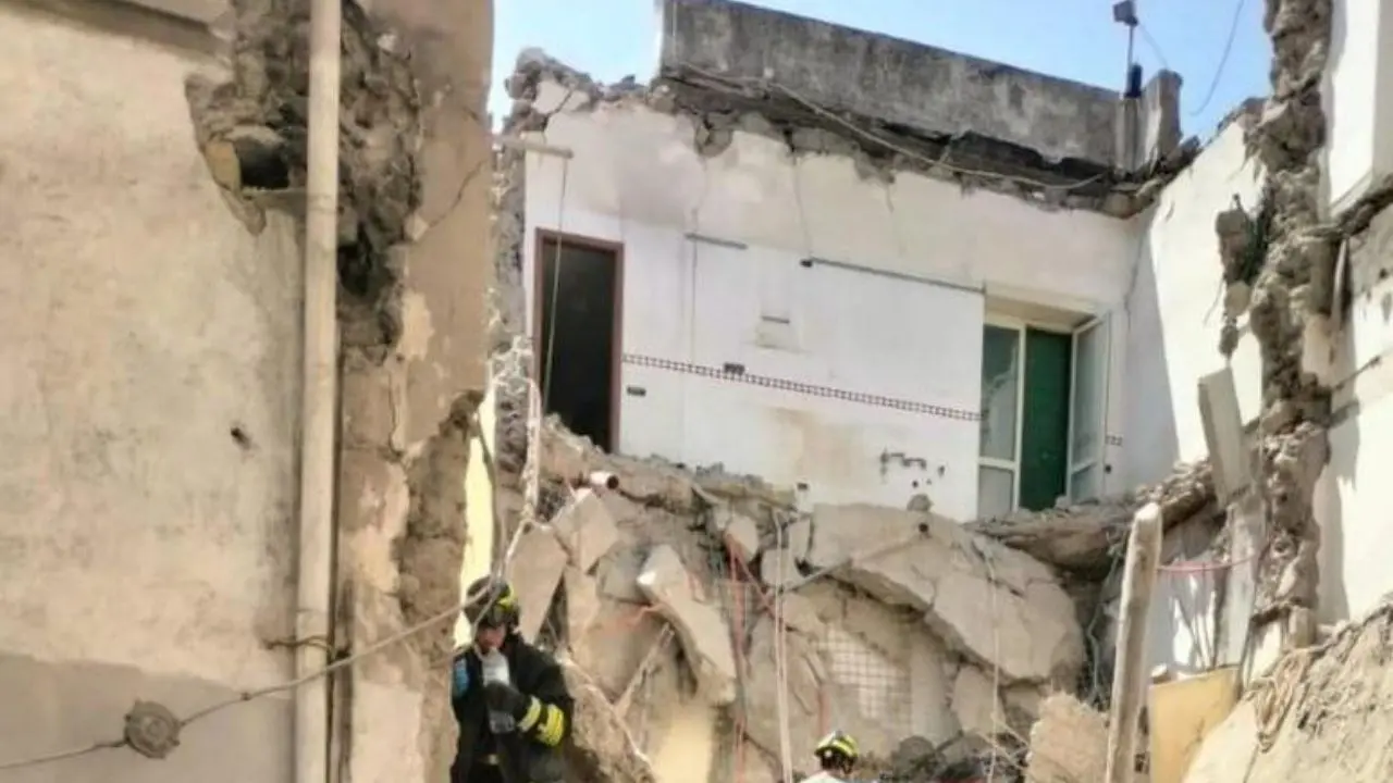 Torre del Greco, crolla una palazzina di tre piani: tre persone estratte vive dalle macerie