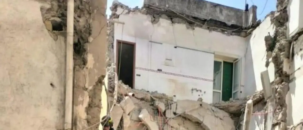Torre del Greco, crolla una palazzina di tre piani: tre persone estratte vive dalle macerie