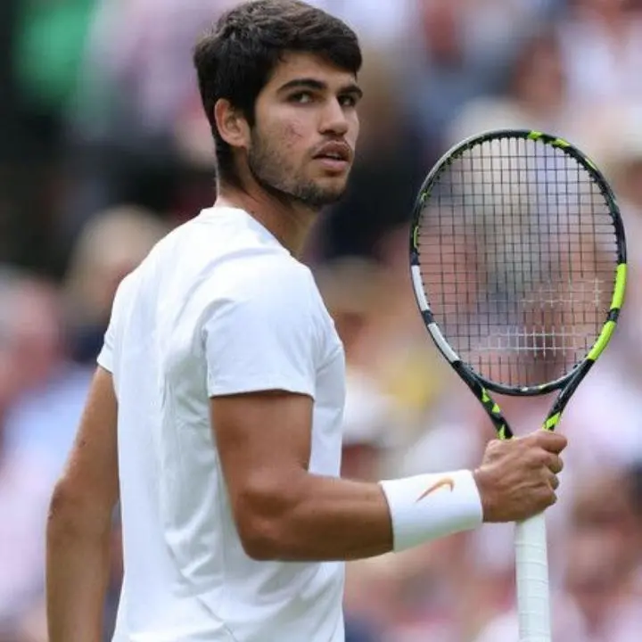 Alcaraz conquista il torneo di Wimbledon, battuto Djokovic al quinto set