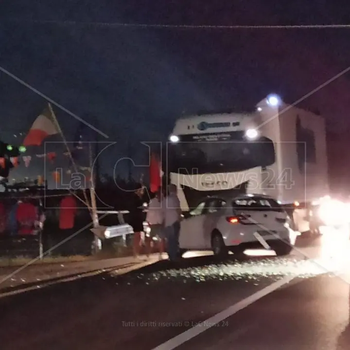 Un altro grave incidente sulla 106 nel territorio di Corigliano Rossano: impatto tra due auto