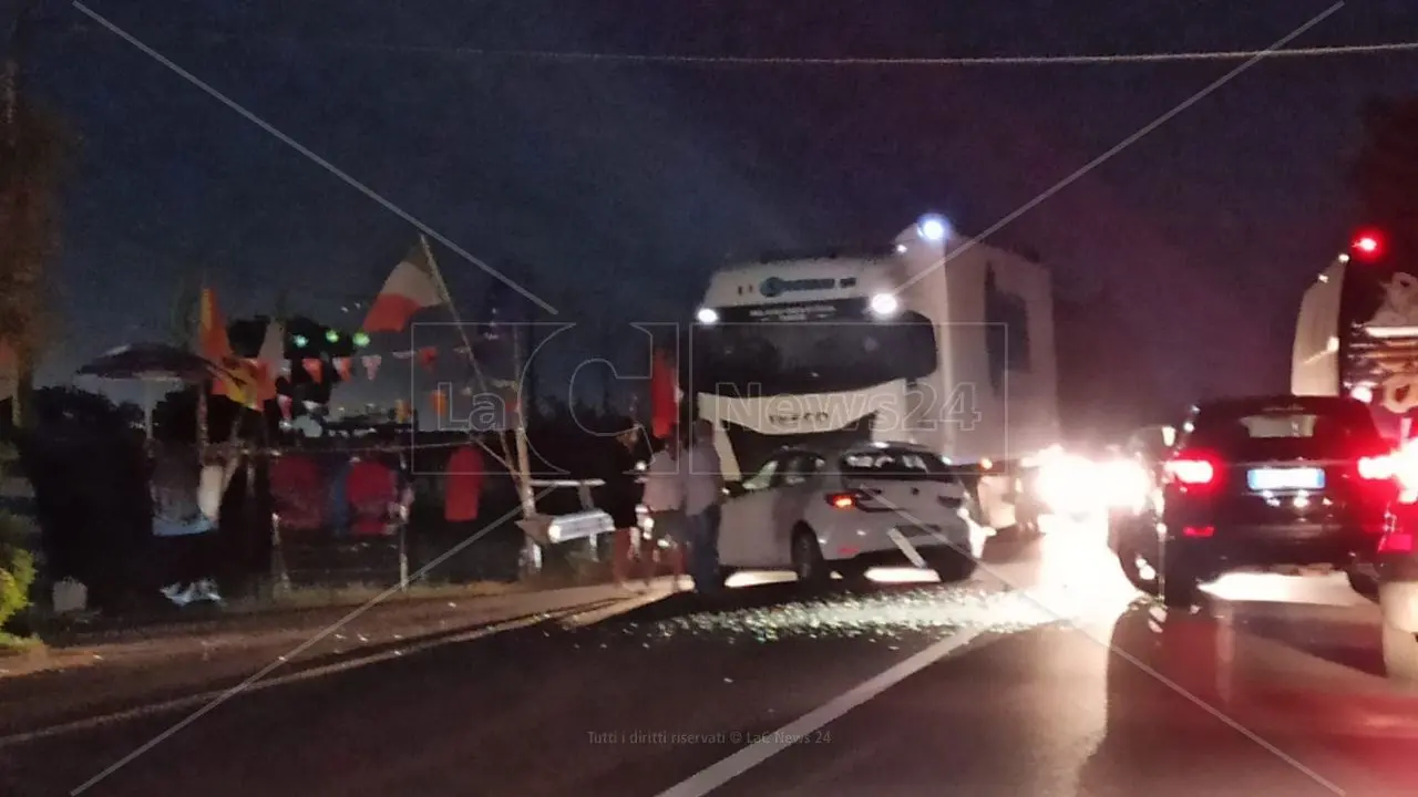 Un altro grave incidente sulla 106 nel territorio di Corigliano Rossano: impatto tra due auto