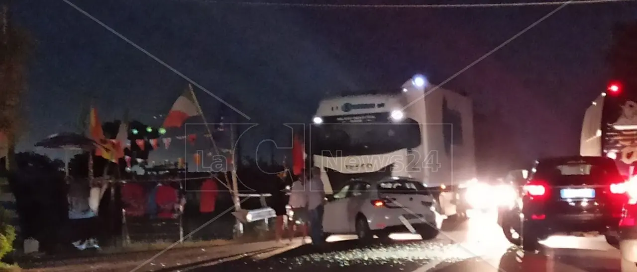 Un altro grave incidente sulla 106 nel territorio di Corigliano Rossano: impatto tra due auto