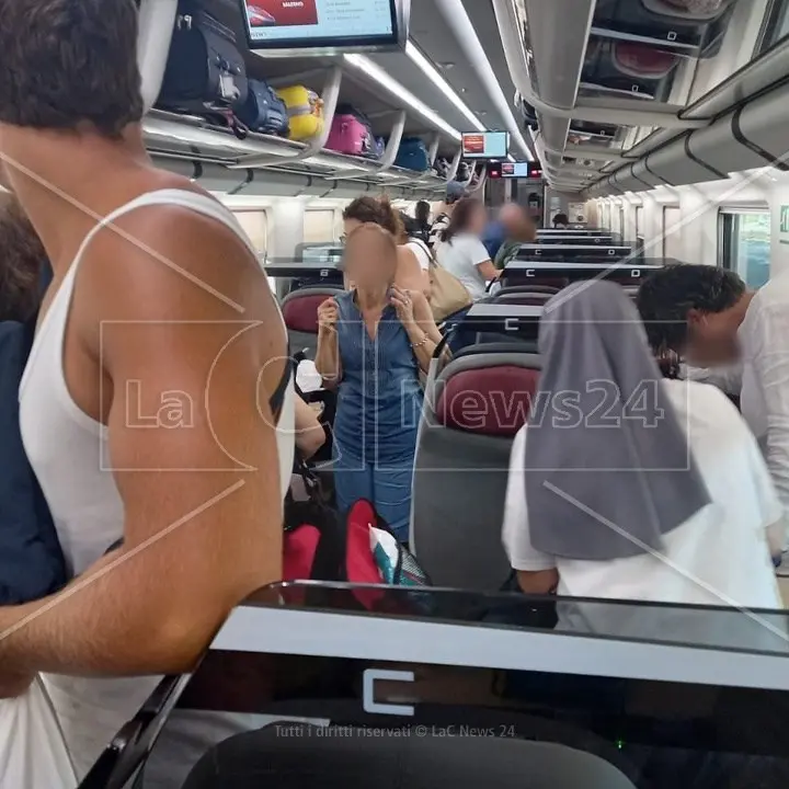 Treno infernale, in viaggio verso la Calabria sigillati nel Frecciarossa a 40 gradi senza aria condizionata e con 3 ore di ritardo