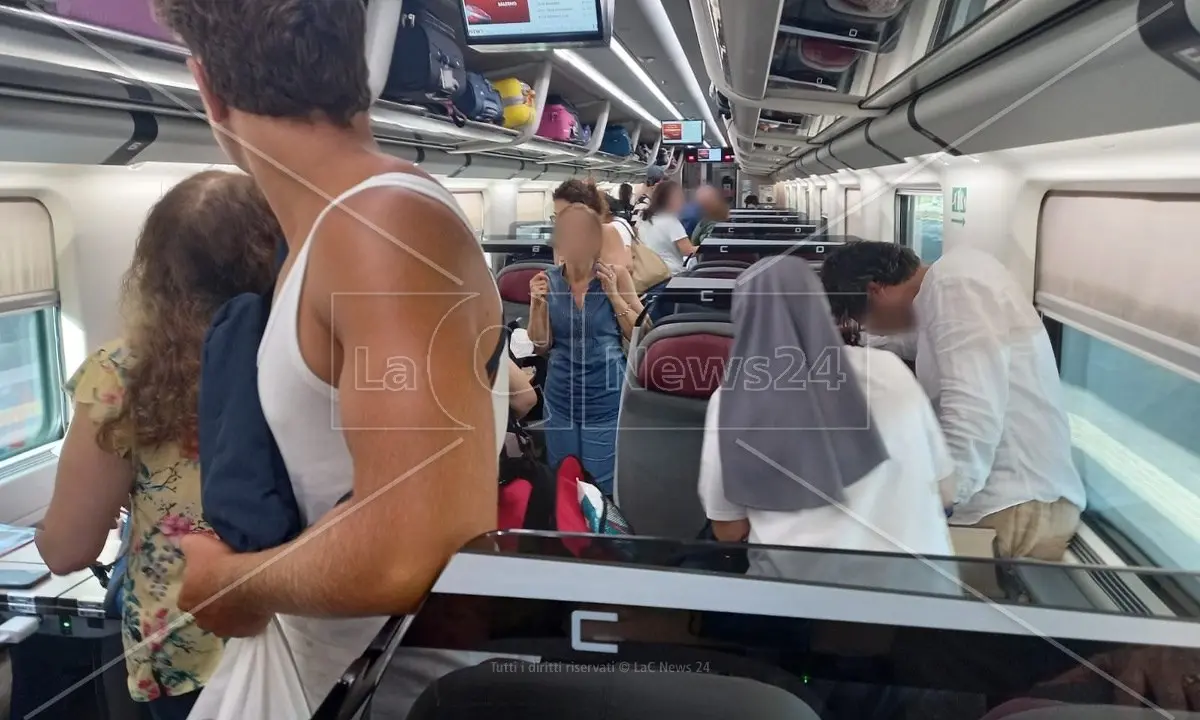 Treno infernale, in viaggio verso la Calabria sigillati nel Frecciarossa a 40 gradi senza aria condizionata e con 3 ore di ritardo