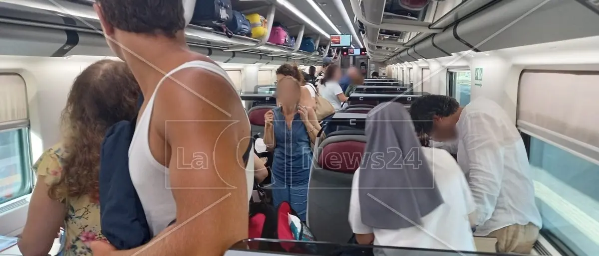 Treno infernale, in viaggio verso la Calabria sigillati nel Frecciarossa a 40 gradi senza aria condizionata e con 3 ore di ritardo