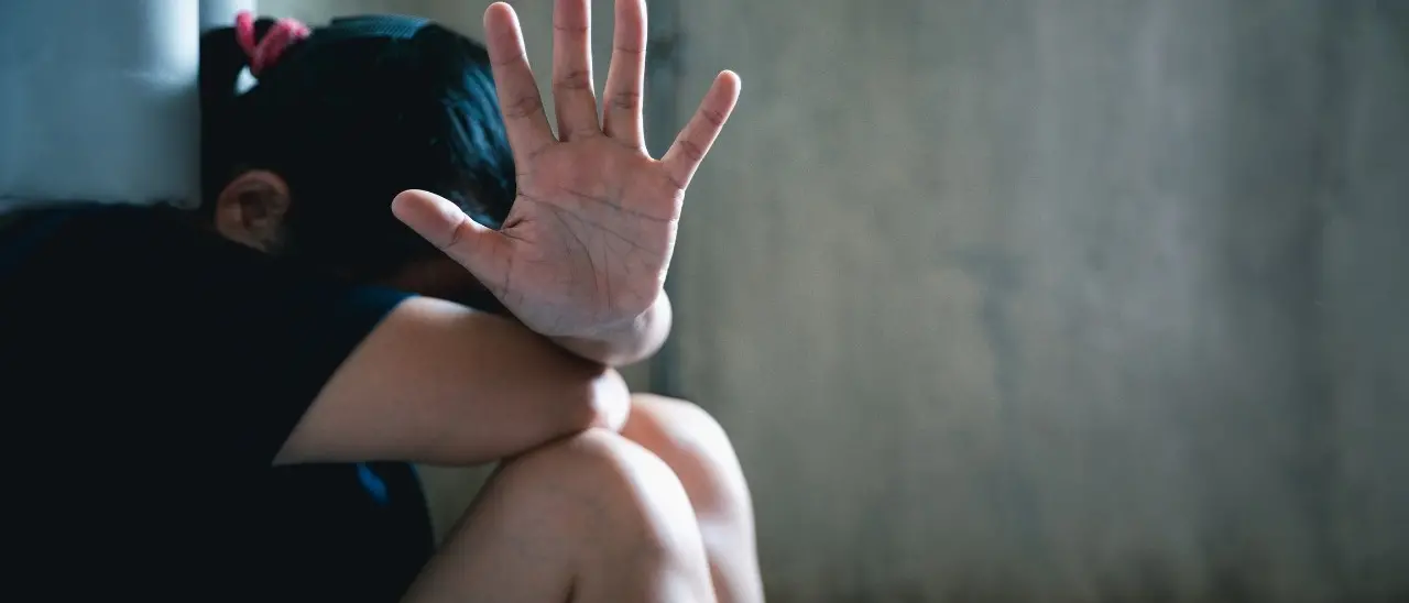 Schiaffi e pugni alla compagna, finisce ai domiciliari ma l’aggredisce nuovamente quando lei va a trovarlo: arrestato