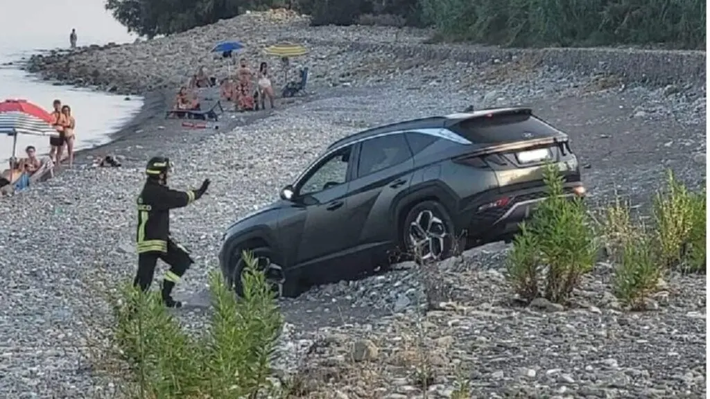 Paura a Trebisacce, auto si mette in moto da sola e finisce sulla spiaggia tra i bagnanti