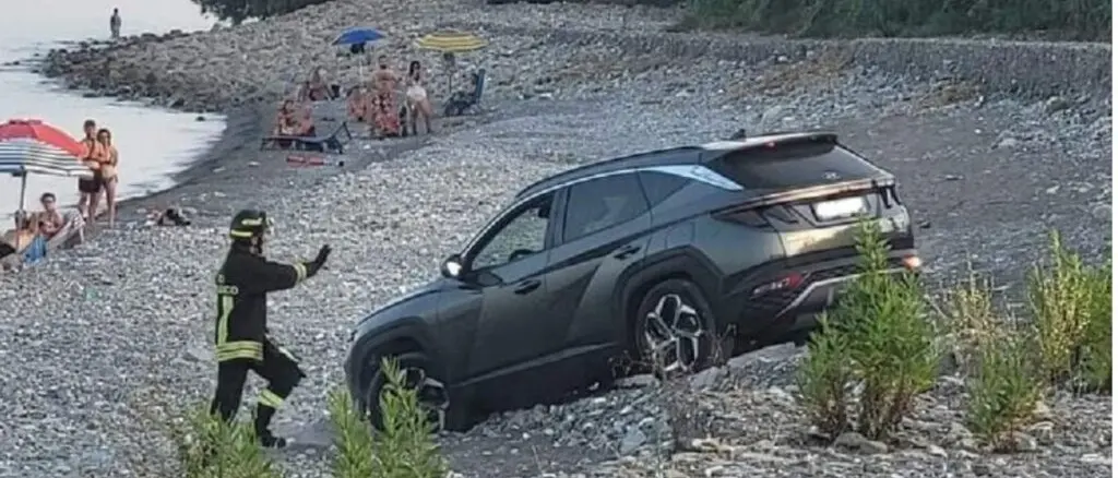 Paura a Trebisacce, auto si mette in moto da sola e finisce sulla spiaggia tra i bagnanti