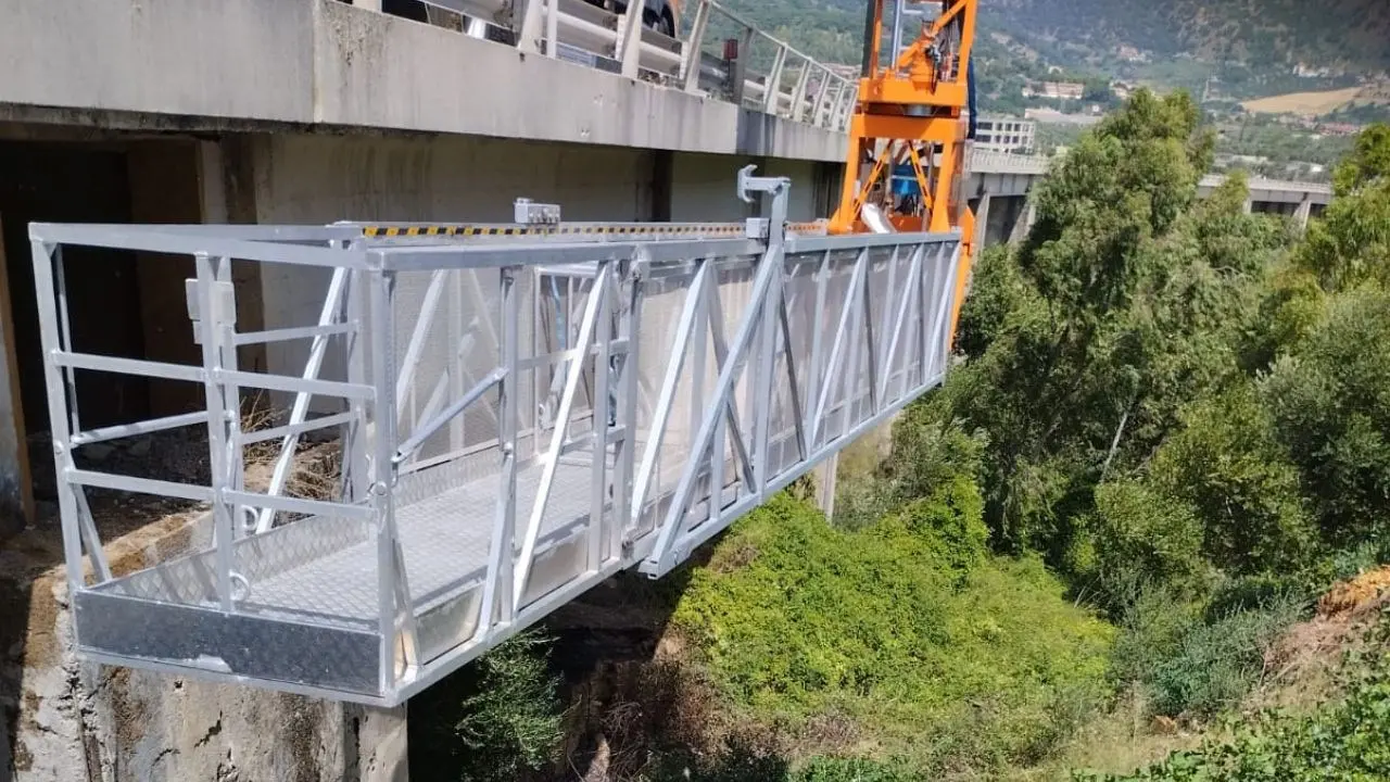 Soverato, operaio urta un cavo dell’alta tensione e resta folgorato: è grave