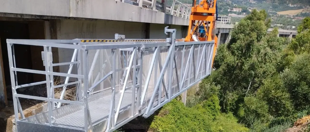 Soverato, operaio urta un cavo dell’alta tensione e resta folgorato: è grave