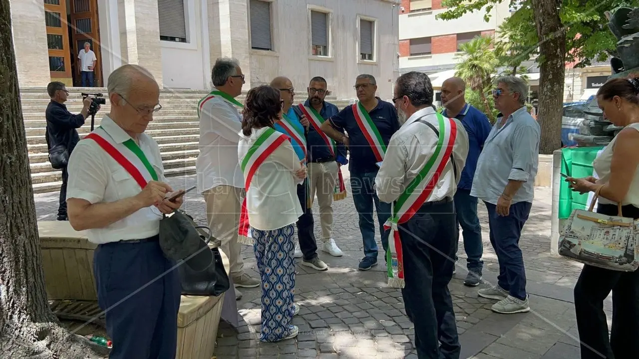 Terzo megalotto statale 106, concluso il sit-in dei sindaci in Prefettura ma i dubbi sulle opere compensative restano