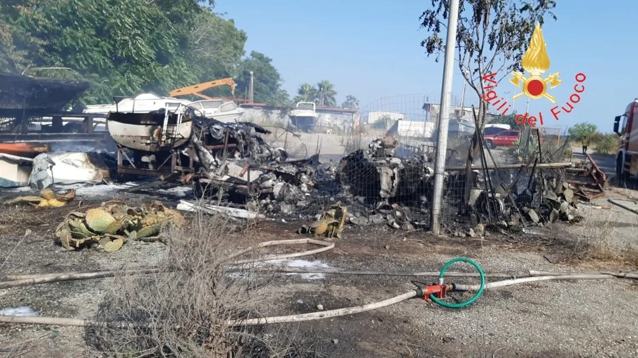 Catanzaro, incendio distrugge imbarcazioni all’interno di un rimessaggio