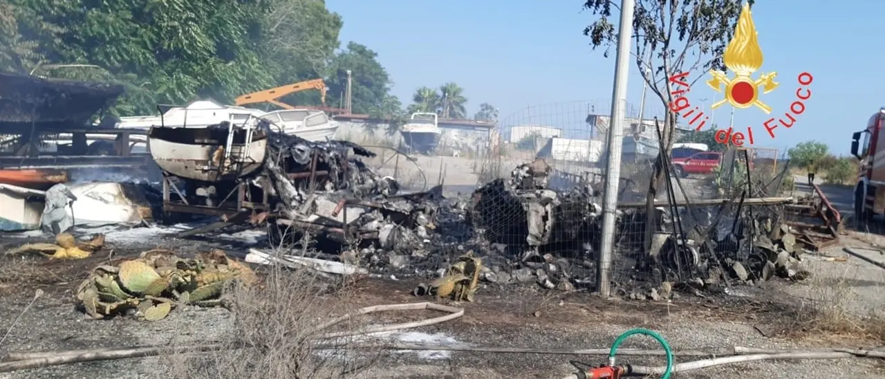 Catanzaro, incendio distrugge imbarcazioni all’interno di un rimessaggio