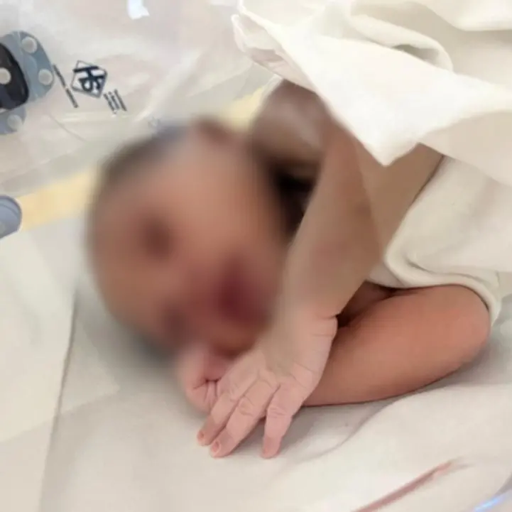 Il viaggio in mare e poi lo sbarco a Reggio Calabria, migrante dà alla luce la sua bimba al Gom