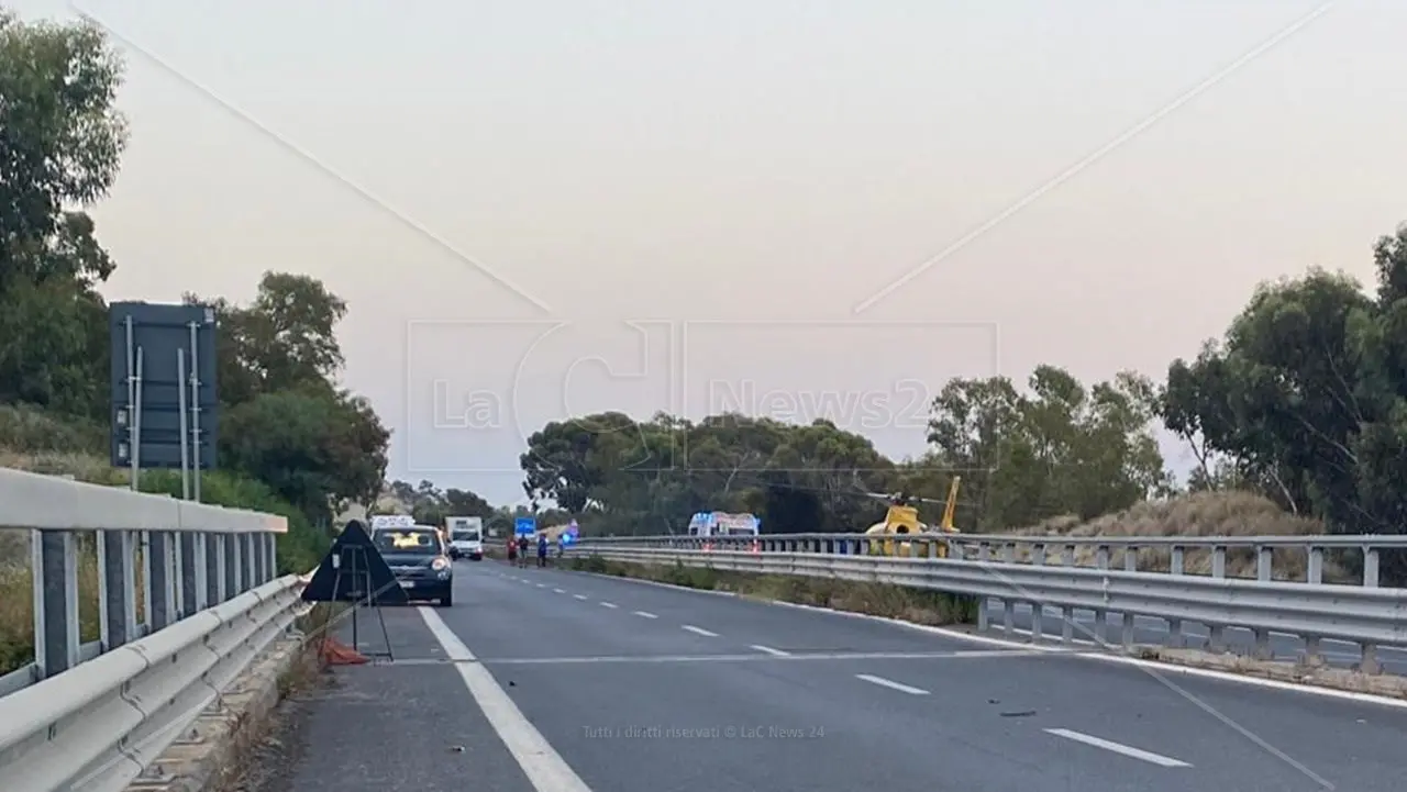 Incidente a Roccella, auto va fuori strada e prende fuoco: un morto e un ferito grave