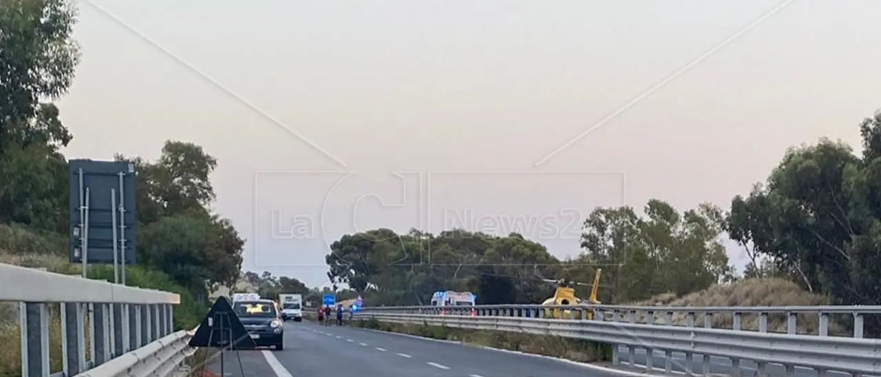 Incidente a Roccella, auto va fuori strada e prende fuoco: un morto e un ferito grave