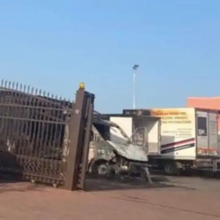 Corigliano Rossano, incendio distrugge 5 furgoni di una società: indagini in corso