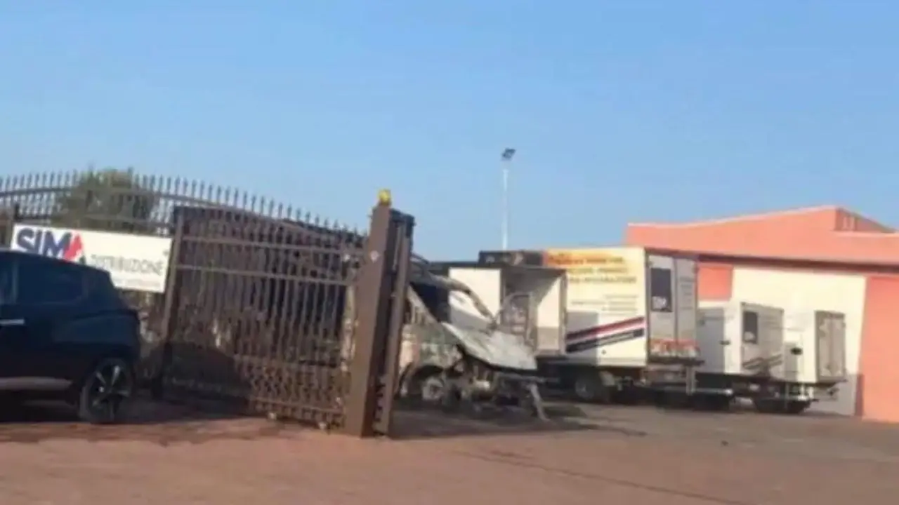 Corigliano Rossano, incendio distrugge 5 furgoni di una società: indagini in corso