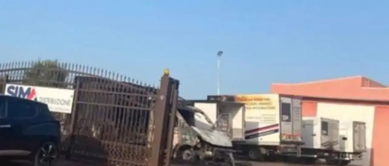 Corigliano Rossano, incendio distrugge 5 furgoni di una società: indagini in corso