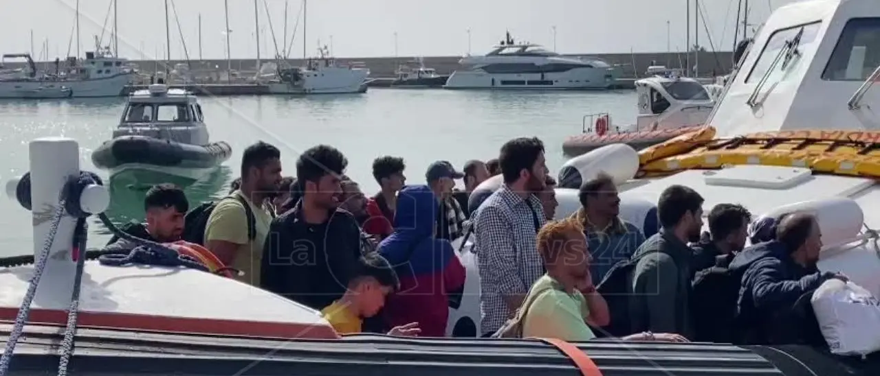 Bimbo di quattro anni morto tra i migranti sbarcati a Reggio, arrestati due presunti scafisti