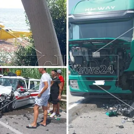 Incidente stradale ad Amantea, auto della Croce rossa si scontra con un camion: i 5 volontari a bordo incastrati tra lamiere