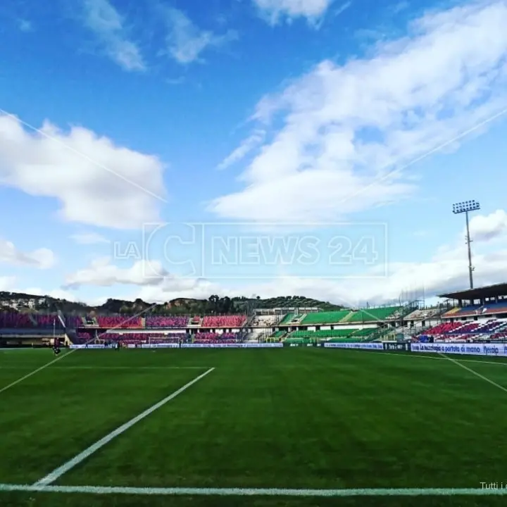 Riqualificazione stadio a Cosenza, il sindaco sollecita la Regione per l’ottenimento di fondi e attacca: «Guarascio scorretto»