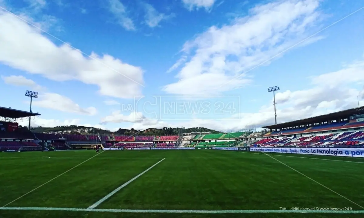 Riqualificazione stadio a Cosenza, il sindaco sollecita la Regione per l’ottenimento di fondi e attacca: «Guarascio scorretto»