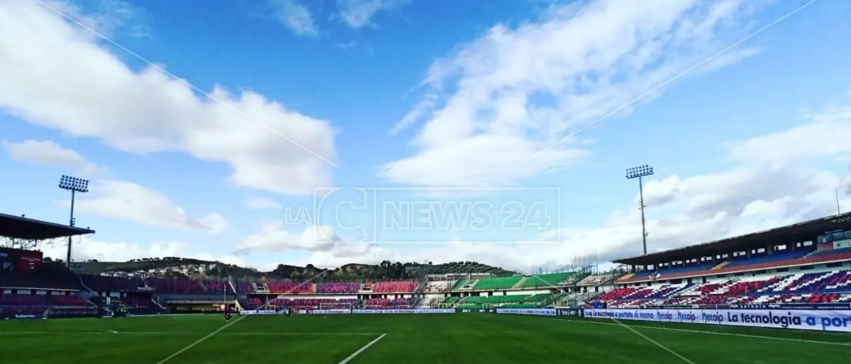 Riqualificazione stadio a Cosenza, il sindaco sollecita la Regione per l’ottenimento di fondi e attacca: «Guarascio scorretto»