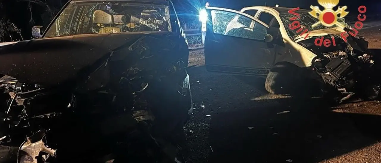 Incidente sulla Statale 107 nel Crotonese, quattro feriti estratti dalle lamiere