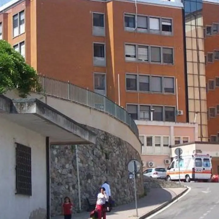 Corigliano Rossano, giovane dà in escandescenze e aggredisce 4 infermieri e un medico al pronto soccorso