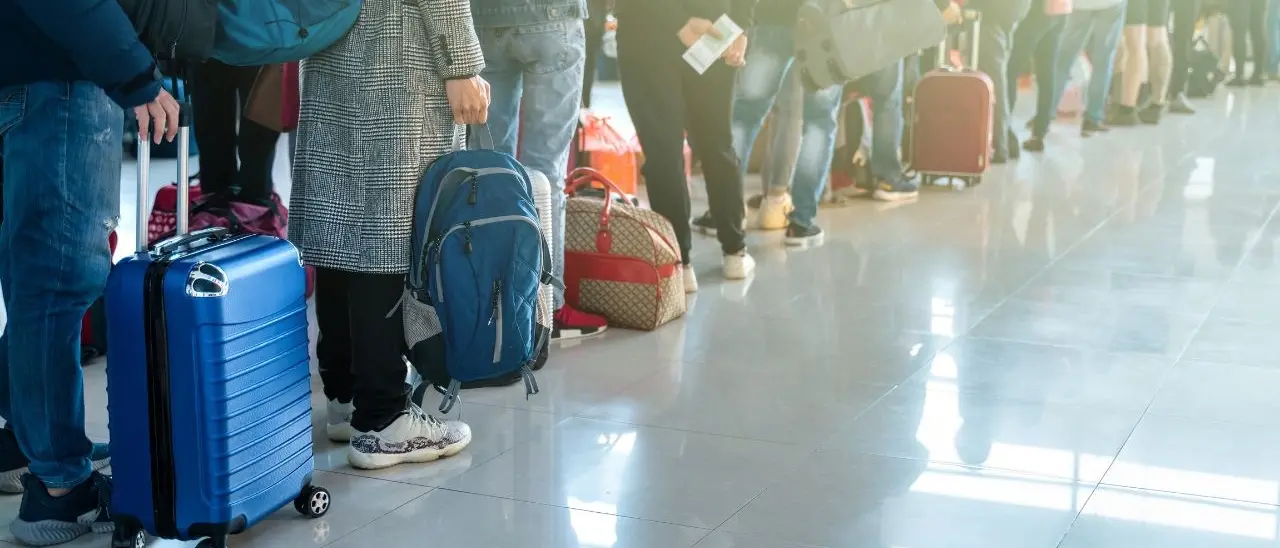 Prezzi dei voli aumentati fino al 70%, il Governo pronto a intervenire ma i consumatori avvertono: «Estate iniziata, ora è tardi»