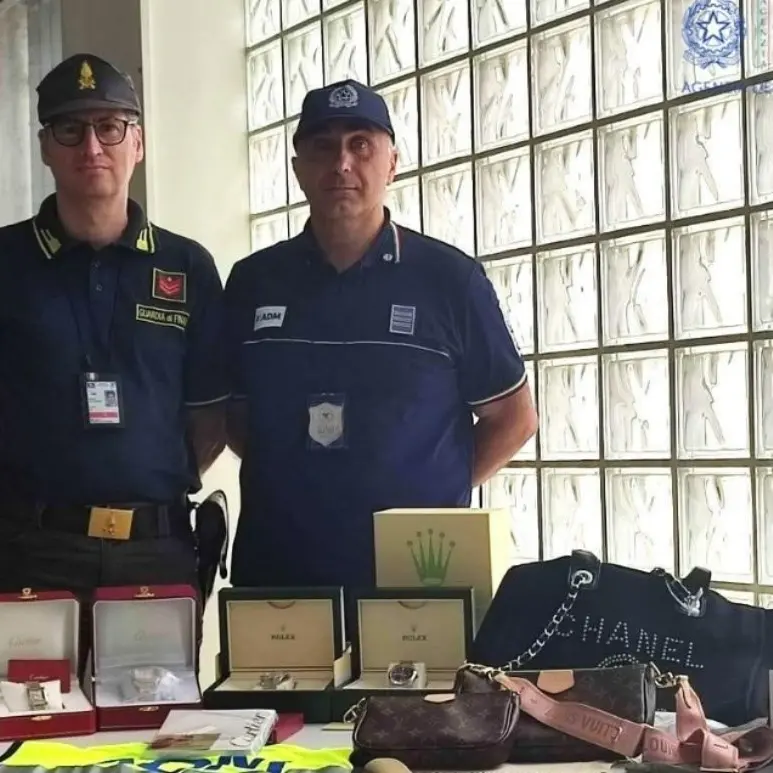 Borse di lusso e rolex contraffatti, scatta il sequestro all’aeroporto di Lamezia