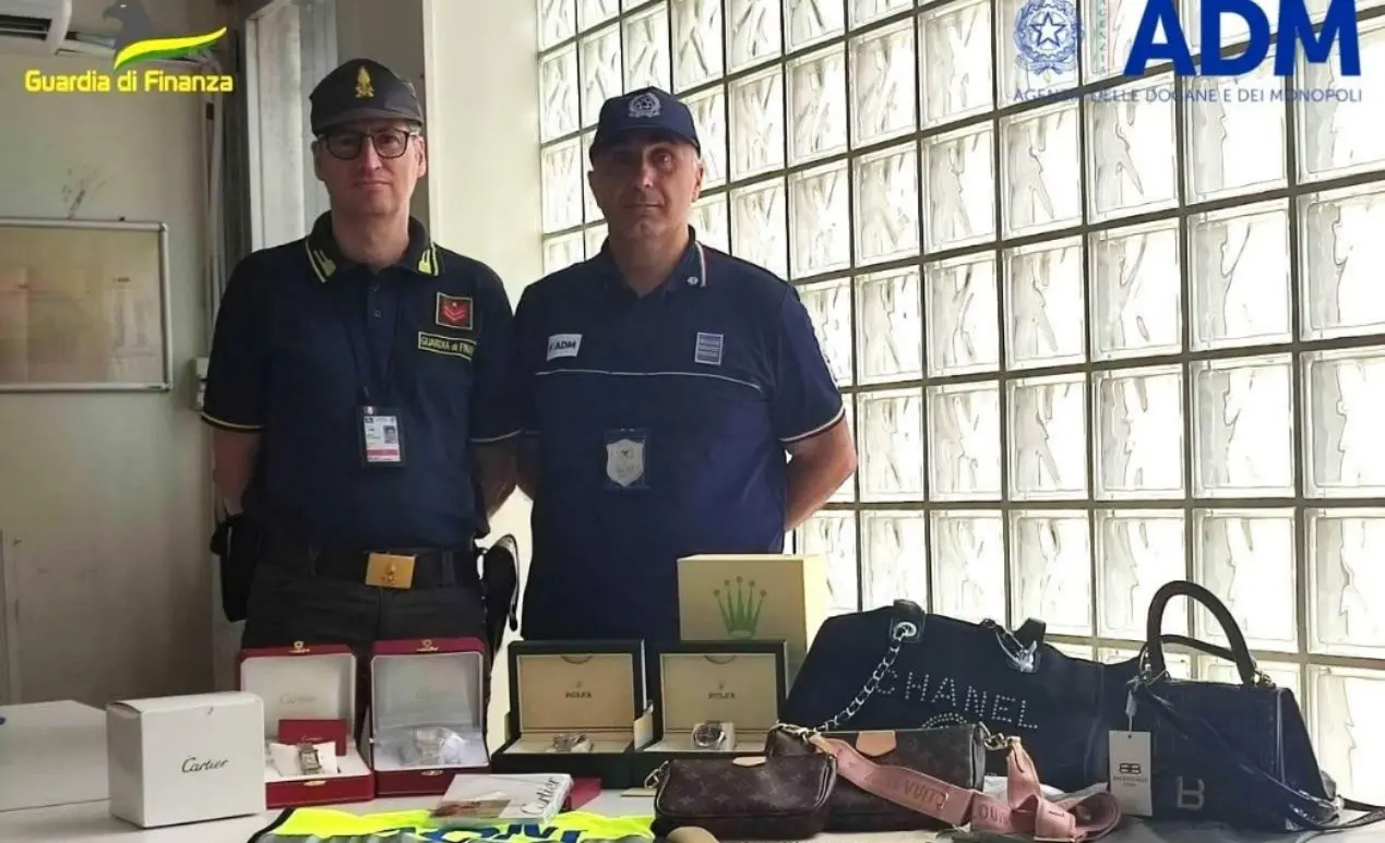 Borse di lusso e rolex contraffatti, scatta il sequestro all’aeroporto di Lamezia