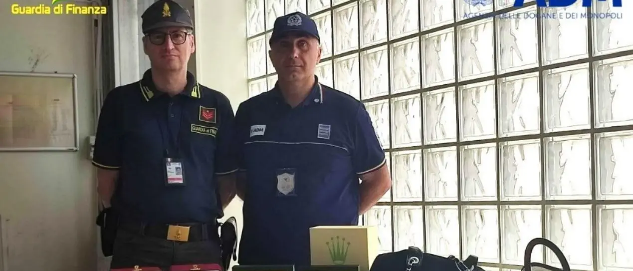 Borse di lusso e rolex contraffatti, scatta il sequestro all’aeroporto di Lamezia