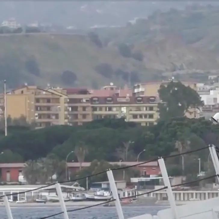 Lampedusa, 700 migranti pronti al trasferimento a Reggio Calabria e Messina