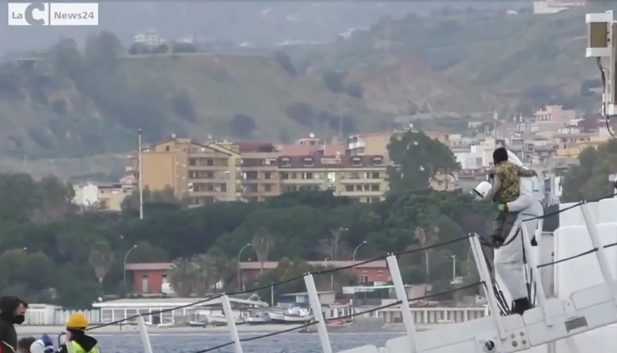 Lampedusa, 700 migranti pronti al trasferimento a Reggio Calabria e Messina